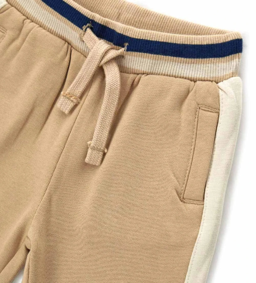 Παιδικό παντελόνι φόρμας από ζεστό βαμβάκι με ρυθμιζόμενη μέση και κορδόνι για άνετη εφαρμογή. Διαθέτει ριμπ τελειώματα από νήμα βαφής και τύπωμα στο πίσω μέρος για μια μοντέρνα και στιλάτη πινελιά. Ιδανικό για casual και άνετες καθημερινές εμφανίσεις.