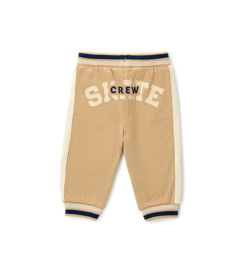 Παιδικό παντελόνι φόρμας από ζεστό βαμβάκι με ρυθμιζόμενη μέση και κορδόνι για άνετη εφαρμογή. Διαθέτει ριμπ τελειώματα από νήμα βαφής και τύπωμα στο πίσω μέρος για μια μοντέρνα και στιλάτη πινελιά. Ιδανικό για casual και άνετες καθημερινές εμφανίσεις.