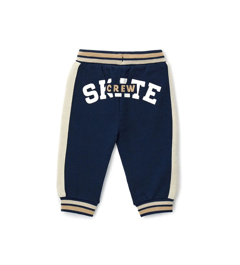 Παιδικό παντελόνι φόρμας από ζεστό βαμβάκι με ρυθμιζόμενη μέση και κορδόνι για άνετη εφαρμογή. Διαθέτει ριμπ τελειώματα από νήμα βαφής και τύπωμα στο πίσω μέρος για μια μοντέρνα και στιλάτη πινελιά. Ιδανικό για casual και άνετες καθημερινές εμφανίσεις.