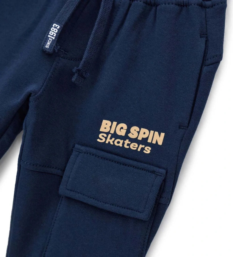 Παιδικό παντελόνι από ελαστικό fleece, άνετο και πρακτικό, με ρυθμιζόμενη μέση και κορδόνι για τέλεια εφαρμογή. Διαθέτει τσέπες για λειτουργικότητα και είναι ιδανικό για καθημερινή χρήση. Ένα ζεστό και ευκολοφόρετο κομμάτι για κάθε παιδική γκαρνταρόμπα.