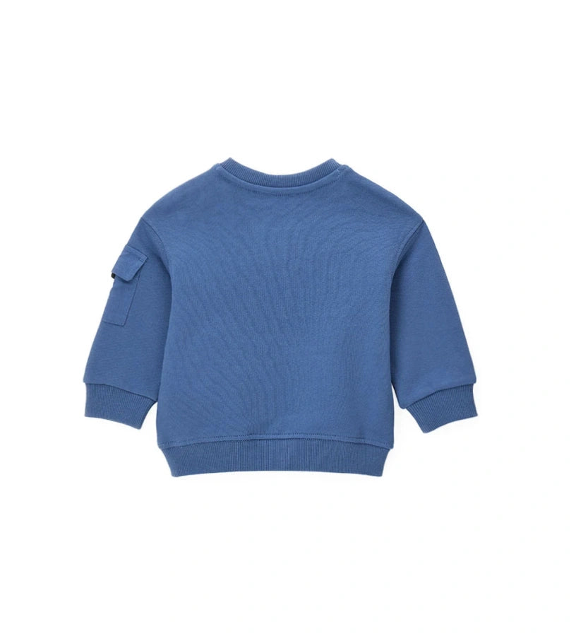 Παιδικό φούτερ από ζεστό βαμβάκι με στρογγυλή λαιμόκοψη, τσέπη από νάιλον στο μανίκι και ριμπ τελειώματα για άνετη εφαρμογή. Διακοσμημένο με τυπώματα στο μπροστινό και πίσω μέρος και κέντημα στο μανίκι, προσφέρει δυναμικό και μοντέρνο στυλ. Ιδανικό για αγόρια που αγαπούν τις casual αλλά τολμηρές εμφανίσεις.