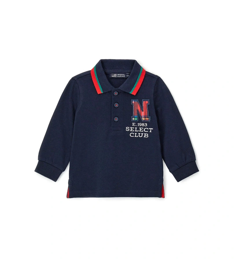 Βαμβακερή μπλούζα πόλο, απαλή και άνετη, με μακριά μανίκια και γιακά σε ριπ ύφανση από νήμα βαφής. Διαθέτει μπροστινό άνοιγμα με κουμπιά, πλαϊνά ανοίγματα, ριμπ τελειώματα και διακοσμητικό απλικέ στο μπροστινό μέρος.