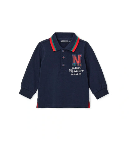 Βαμβακερή μπλούζα πόλο, απαλή και άνετη, με μακριά μανίκια και γιακά σε ριπ ύφανση από νήμα βαφής. Διαθέτει μπροστινό άνοιγμα με κουμπιά, πλαϊνά ανοίγματα, ριμπ τελειώματα και διακοσμητικό απλικέ στο μπροστινό μέρος.