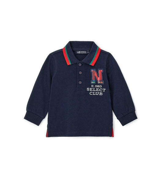 Βαμβακερή μπλούζα πόλο, απαλή και άνετη, με μακριά μανίκια και γιακά σε ριπ ύφανση από νήμα βαφής. Διαθέτει μπροστινό άνοιγμα με κουμπιά, πλαϊνά ανοίγματα, ριμπ τελειώματα και διακοσμητικό απλικέ στο μπροστινό μέρος.