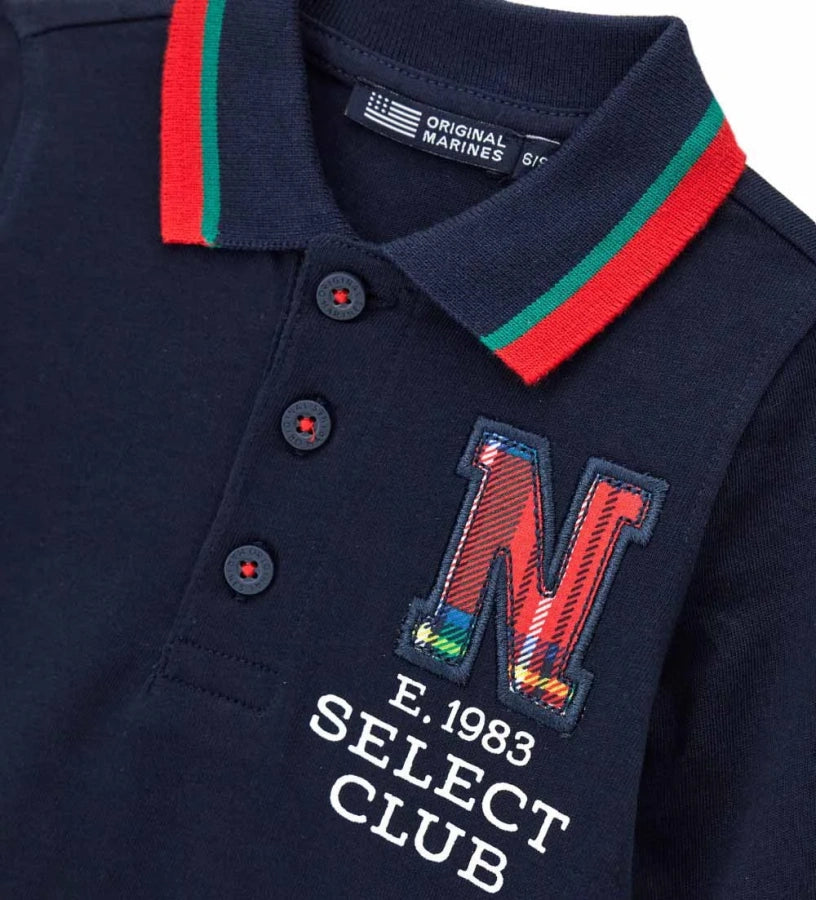 Βαμβακερή μπλούζα πόλο, απαλή και άνετη, με μακριά μανίκια και γιακά σε ριπ ύφανση από νήμα βαφής. Διαθέτει μπροστινό άνοιγμα με κουμπιά, πλαϊνά ανοίγματα, ριμπ τελειώματα και διακοσμητικό απλικέ στο μπροστινό μέρος.