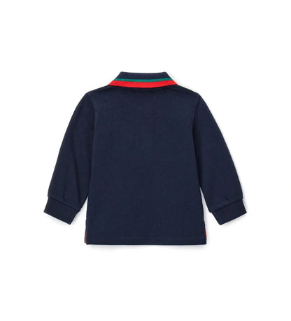 Βαμβακερή μπλούζα πόλο, απαλή και άνετη, με μακριά μανίκια και γιακά σε ριπ ύφανση από νήμα βαφής. Διαθέτει μπροστινό άνοιγμα με κουμπιά, πλαϊνά ανοίγματα, ριμπ τελειώματα και διακοσμητικό απλικέ στο μπροστινό μέρος.