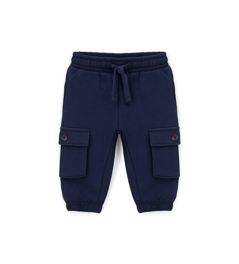 Παντελόνι από απαλό και ζεστό βαμβακερό fleece, με πρακτική ελαστική μέση και ρυθμιζόμενο κορδόνι. Διαθέτει τσέπες με ρέλι, μεγάλες τσέπες με κουμπιά και τύπωμα στο πίσω μέρος.