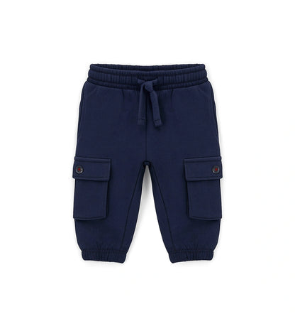 Παντελόνι από απαλό και ζεστό βαμβακερό fleece, με πρακτική ελαστική μέση και ρυθμιζόμενο κορδόνι. Διαθέτει τσέπες με ρέλι, μεγάλες τσέπες με κουμπιά και τύπωμα στο πίσω μέρος.