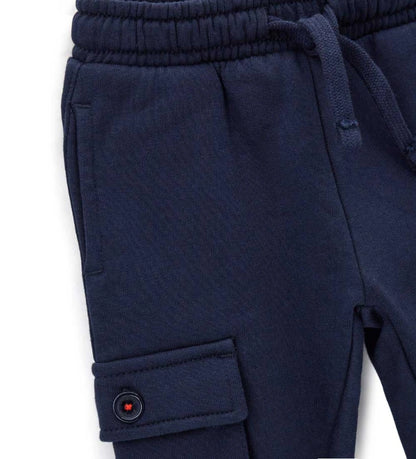 Παντελόνι από απαλό και ζεστό βαμβακερό fleece, με πρακτική ελαστική μέση και ρυθμιζόμενο κορδόνι. Διαθέτει τσέπες με ρέλι, μεγάλες τσέπες με κουμπιά και τύπωμα στο πίσω μέρος.