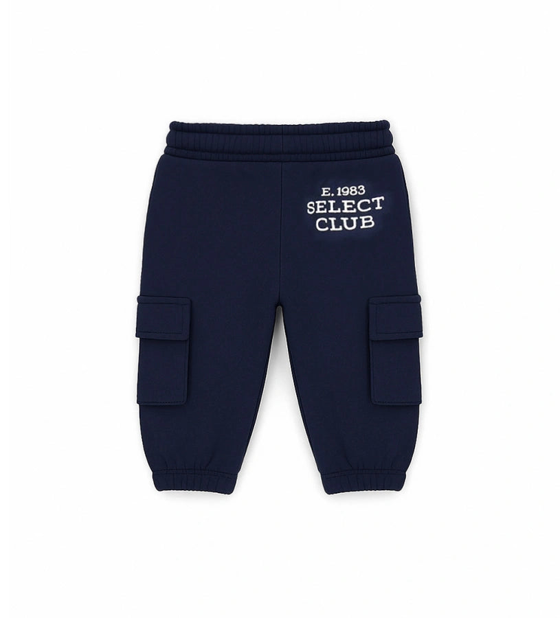 Παντελόνι από απαλό και ζεστό βαμβακερό fleece, με πρακτική ελαστική μέση και ρυθμιζόμενο κορδόνι. Διαθέτει τσέπες με ρέλι, μεγάλες τσέπες με κουμπιά και τύπωμα στο πίσω μέρος.