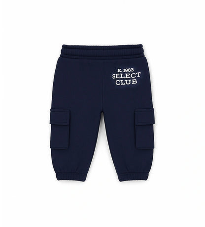 Παντελόνι από απαλό και ζεστό βαμβακερό fleece, με πρακτική ελαστική μέση και ρυθμιζόμενο κορδόνι. Διαθέτει τσέπες με ρέλι, μεγάλες τσέπες με κουμπιά και τύπωμα στο πίσω μέρος.