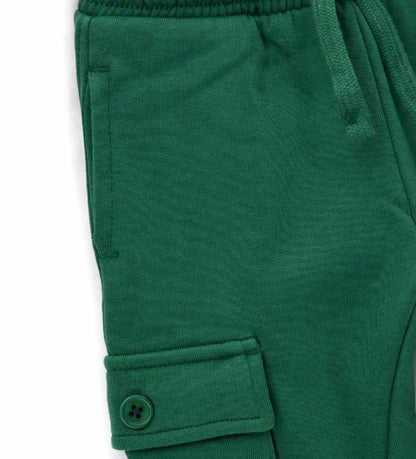 Παντελόνι από απαλό και ζεστό βαμβακερό fleece, με πρακτική ελαστική μέση και ρυθμιζόμενο κορδόνι. Διαθέτει τσέπες με ρέλι, μεγάλες τσέπες με κουμπιά και τύπωμα στο πίσω μέρος.