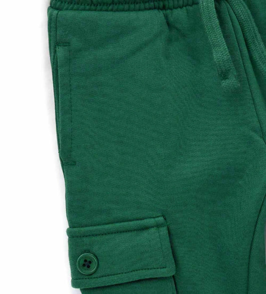 Παντελόνι από απαλό και ζεστό βαμβακερό fleece, με πρακτική ελαστική μέση και ρυθμιζόμενο κορδόνι. Διαθέτει τσέπες με ρέλι, μεγάλες τσέπες με κουμπιά και τύπωμα στο πίσω μέρος.