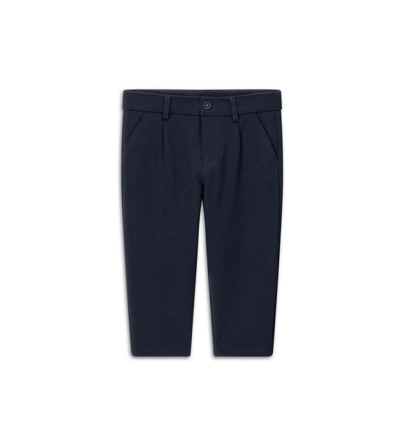 Παντελόνι chinos από ύφασμα Milano. Διαθέτει ρυθμιζόμενη μέση, πρακτικές τσέπες και κομψή κεντημένη ετικέτα στο πίσω μέρος. Για τα μεγέθη έως 2–3 ετών το άνοιγμα είναι με κουμπί, ενώ από το μέγεθος 3–4 ετών και πάνω διαθέτει φερμουάρ.