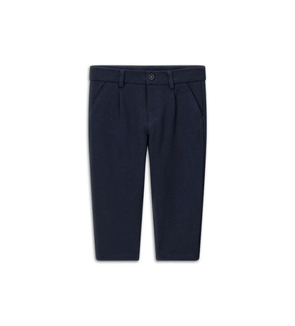 Παντελόνι chinos από ύφασμα Milano. Διαθέτει ρυθμιζόμενη μέση, πρακτικές τσέπες και κομψή κεντημένη ετικέτα στο πίσω μέρος. Για τα μεγέθη έως 2–3 ετών το άνοιγμα είναι με κουμπί, ενώ από το μέγεθος 3–4 ετών και πάνω διαθέτει φερμουάρ.