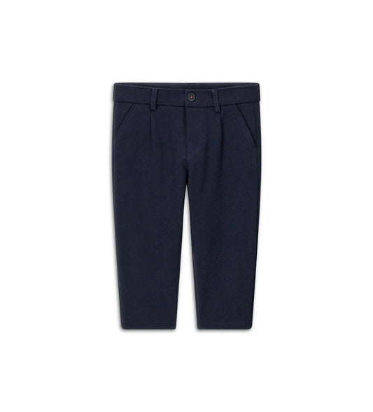 Παντελόνι chinos από ύφασμα Milano. Διαθέτει ρυθμιζόμενη μέση, πρακτικές τσέπες και κομψή κεντημένη ετικέτα στο πίσω μέρος. Για τα μεγέθη έως 2–3 ετών το άνοιγμα είναι με κουμπί, ενώ από το μέγεθος 3–4 ετών και πάνω διαθέτει φερμουάρ.