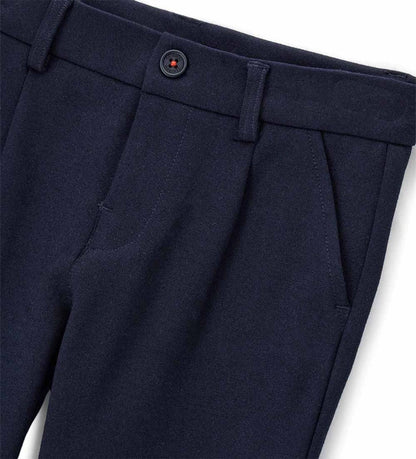 Παντελόνι chinos από ύφασμα Milano. Διαθέτει ρυθμιζόμενη μέση, πρακτικές τσέπες και κομψή κεντημένη ετικέτα στο πίσω μέρος. Για τα μεγέθη έως 2–3 ετών το άνοιγμα είναι με κουμπί, ενώ από το μέγεθος 3–4 ετών και πάνω διαθέτει φερμουάρ.