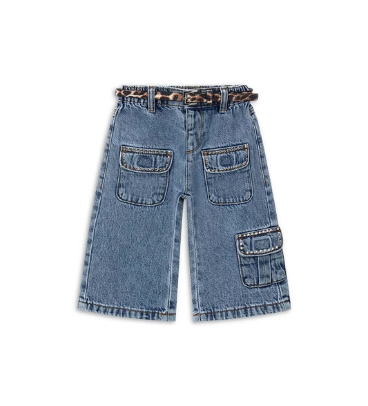 Φαρδύ τζιν με τσέπες από μαλακό και ανθεκτικό βαμβακερό και lyocell ντένιμ. Ελαστική μέση για μέγιστη άνεση, αφαιρούμενη ζώνη με allover πουά τύπωμα. Για τα μεγέθη έως 2-3 ετών το άνοιγμα γίνεται με κουμπί, ενώ από τα μεγέθη 3-4 ετών το άνοιγμα γίνεται με φερμουάρ.