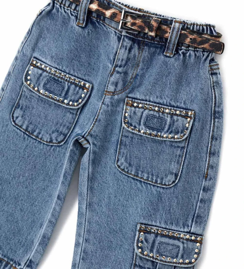 Φαρδύ τζιν με τσέπες από μαλακό και ανθεκτικό βαμβακερό και lyocell ντένιμ. Ελαστική μέση για μέγιστη άνεση, αφαιρούμενη ζώνη με allover πουά τύπωμα. Για τα μεγέθη έως 2-3 ετών το άνοιγμα γίνεται με κουμπί, ενώ από τα μεγέθη 3-4 ετών το άνοιγμα γίνεται με φερμουάρ.