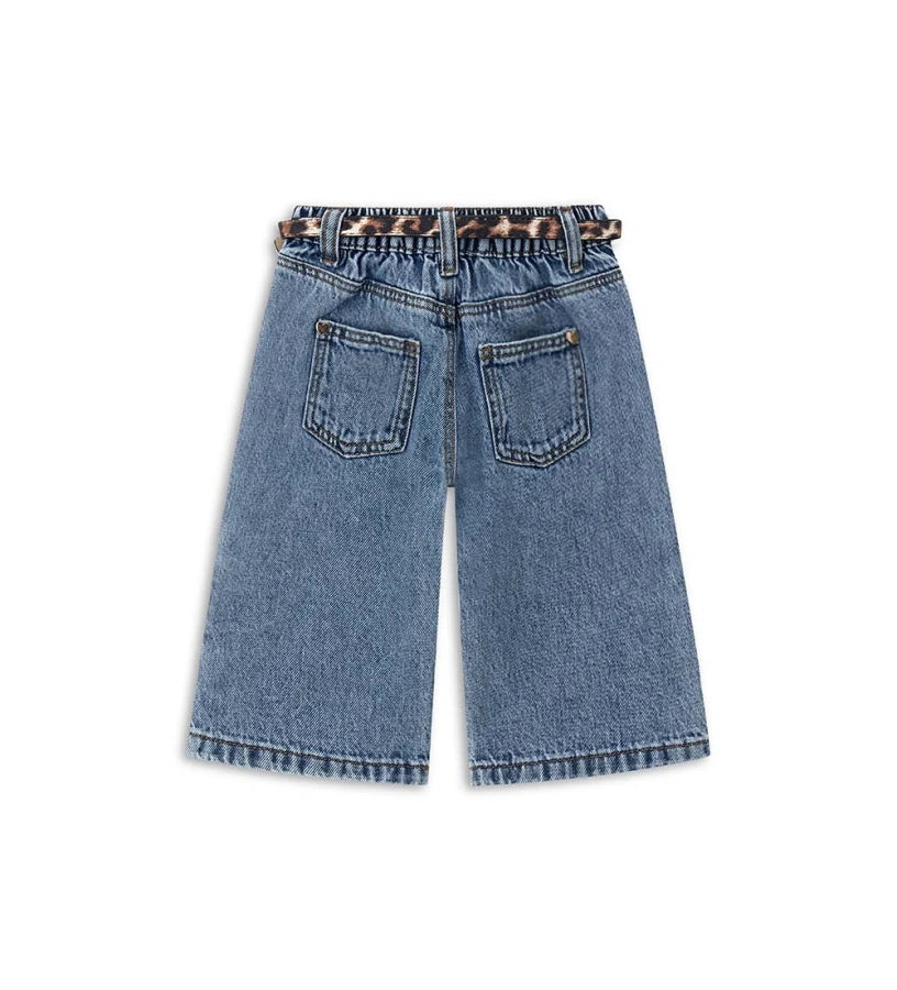 Φαρδύ τζιν με τσέπες από μαλακό και ανθεκτικό βαμβακερό και lyocell ντένιμ. Ελαστική μέση για μέγιστη άνεση, αφαιρούμενη ζώνη με allover πουά τύπωμα. Για τα μεγέθη έως 2-3 ετών το άνοιγμα γίνεται με κουμπί, ενώ από τα μεγέθη 3-4 ετών το άνοιγμα γίνεται με φερμουάρ.