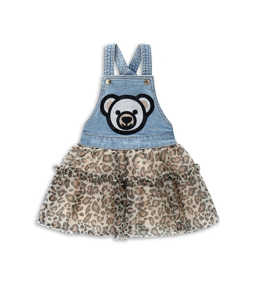 Ένα μοντέρνο και ξεχωριστό κομμάτι που συνδυάζει το casual denim με την αέρινη κομψότητα του τούλι. Οι τιράντες με κουμπιά-σούστα προσφέρουν άνεση και ευκολία στο ντύσιμο, ενώ η επένδυση από βαμβακερή ποπλίνα εξασφαλίζει απαλότητα στο δέρμα. Το κεντημένο patch με παγιέτες στο μπροστινό μέρος δίνει μια λαμπερή πινελιά που ξεχωρίζει.