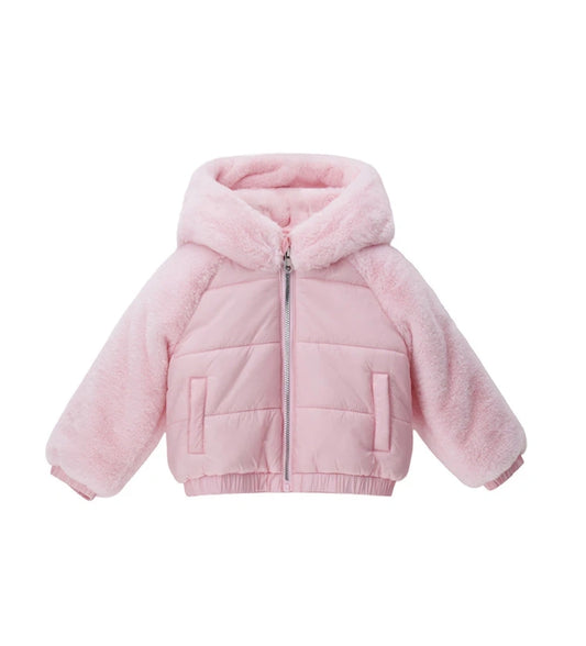 Μπουφάν από νάιλον, καπιτονέ και επενδεδυμένο, με κουκούλα και μανίκια από απαλή οικολογική γούνα. Εσωτερική φόδρα σε μονόχρωμο σχέδιο, μεταλλικό φερμουάρ, μπροστινές τσέπες και καρδιά με στρας για μια λαμπερή και κομψή πινελιά. Ένα ζεστό και στιλάτο μπουφάν που συνδυάζει άνεση και γοητεία, ιδανικό για τις πιο δροσερές μέρες.