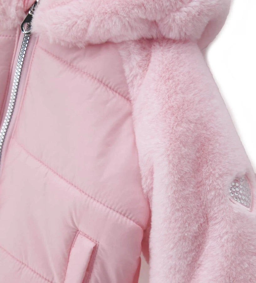 Μπουφάν από νάιλον, καπιτονέ και επενδεδυμένο, με κουκούλα και μανίκια από απαλή οικολογική γούνα. Εσωτερική φόδρα σε μονόχρωμο σχέδιο, μεταλλικό φερμουάρ, μπροστινές τσέπες και καρδιά με στρας για μια λαμπερή και κομψή πινελιά. Ένα ζεστό και στιλάτο μπουφάν που συνδυάζει άνεση και γοητεία, ιδανικό για τις πιο δροσερές μέρες.
