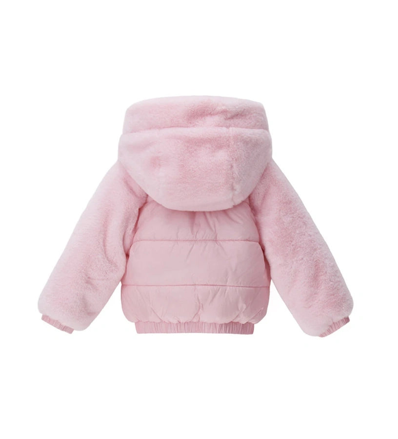 Μπουφάν από νάιλον, καπιτονέ και επενδεδυμένο, με κουκούλα και μανίκια από απαλή οικολογική γούνα. Εσωτερική φόδρα σε μονόχρωμο σχέδιο, μεταλλικό φερμουάρ, μπροστινές τσέπες και καρδιά με στρας για μια λαμπερή και κομψή πινελιά. Ένα ζεστό και στιλάτο μπουφάν που συνδυάζει άνεση και γοητεία, ιδανικό για τις πιο δροσερές μέρες.