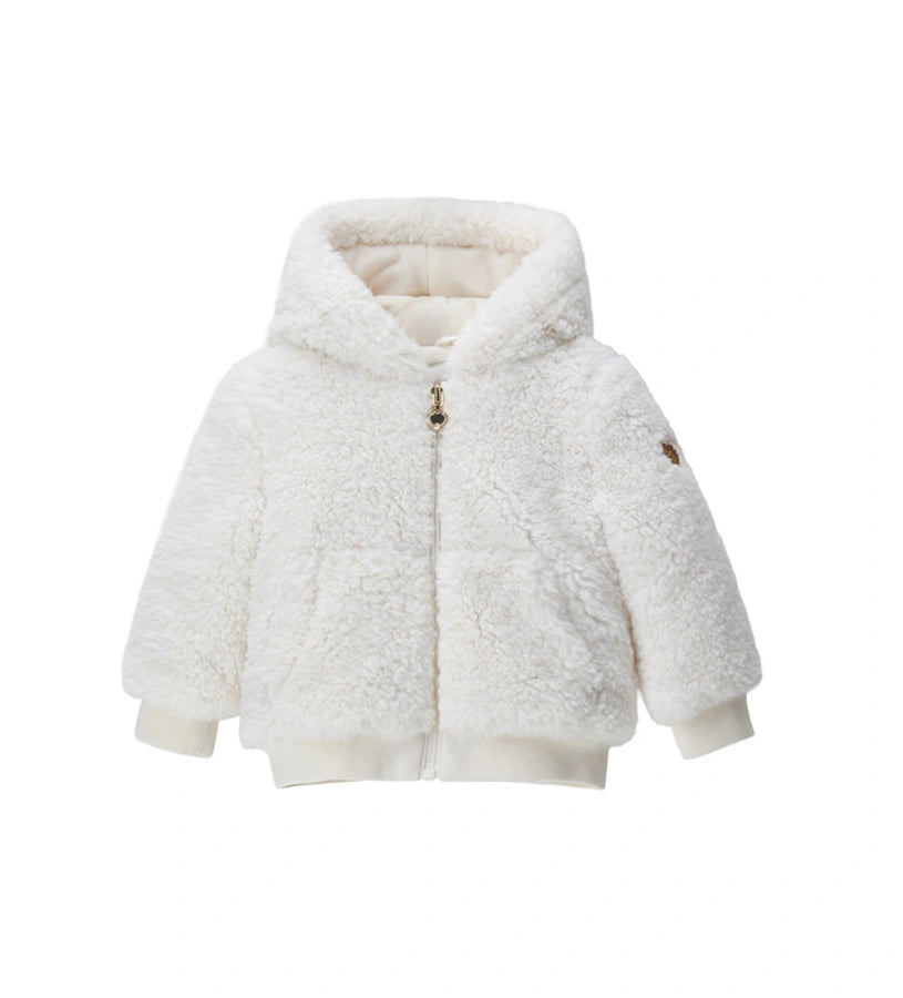 Παιδικό μπουφάν από ψεύτικη γούνα, απαλό και ζεστό, με κουκούλα επενδυμένη με βελούδινο chenille. Διαθέτει μακριά μανίκια με ριμπ τελειώματα, μεταλλικό φερμουάρ, μπροστινές τσέπες τύπου καγκουρό και διακοσμητικά έμπλαστρα σε σχήμα καρδιάς με στρας. Ιδανικό για κοριτσίστικες χειμερινές εμφανίσεις με στυλ και λάμψη.
