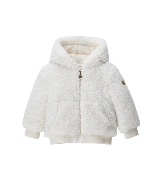 Παιδικό μπουφάν από ψεύτικη γούνα, απαλό και ζεστό, με κουκούλα επενδυμένη με βελούδινο chenille. Διαθέτει μακριά μανίκια με ριμπ τελειώματα, μεταλλικό φερμουάρ, μπροστινές τσέπες τύπου καγκουρό και διακοσμητικά έμπλαστρα σε σχήμα καρδιάς με στρας. Ιδανικό για κοριτσίστικες χειμερινές εμφανίσεις με στυλ και λάμψη.