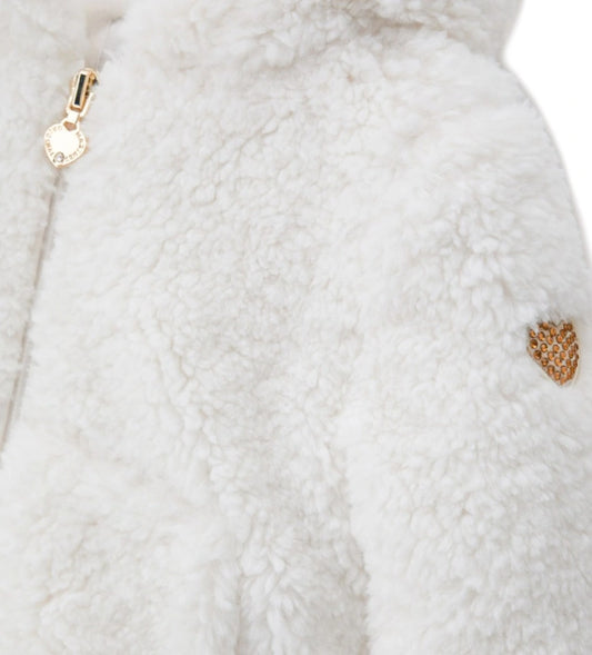 Παιδικό μπουφάν από ψεύτικη γούνα, απαλό και ζεστό, με κουκούλα επενδυμένη με βελούδινο chenille. Διαθέτει μακριά μανίκια με ριμπ τελειώματα, μεταλλικό φερμουάρ, μπροστινές τσέπες τύπου καγκουρό και διακοσμητικά έμπλαστρα σε σχήμα καρδιάς με στρας. Ιδανικό για κοριτσίστικες χειμερινές εμφανίσεις με στυλ και λάμψη.