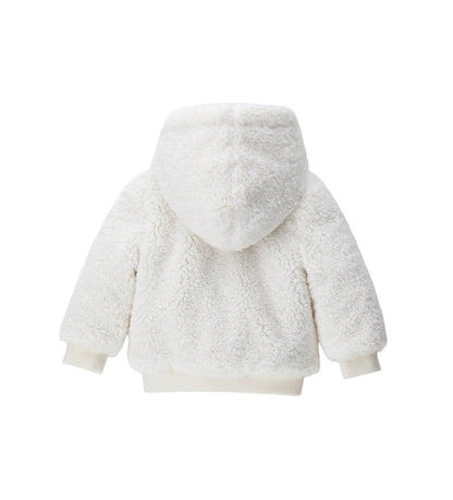 Παιδικό μπουφάν από ψεύτικη γούνα, απαλό και ζεστό, με κουκούλα επενδυμένη με βελούδινο chenille. Διαθέτει μακριά μανίκια με ριμπ τελειώματα, μεταλλικό φερμουάρ, μπροστινές τσέπες τύπου καγκουρό και διακοσμητικά έμπλαστρα σε σχήμα καρδιάς με στρας. Ιδανικό για κοριτσίστικες χειμερινές εμφανίσεις με στυλ και λάμψη.