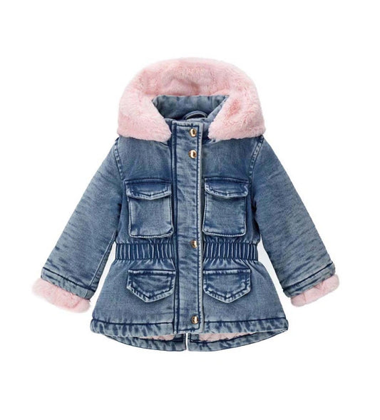 Παιδικό καπιτονέ τζιν παρκά, ζεστό και ανθεκτικό, με αποσπώμενη κουκούλα και μανσέτες από πολύχρωμη οικολογική γούνα. Διαθέτει άνοιγμα με φερμουάρ και κουμπιά-σούστες, καθώς και πρακτικές μπροστινές τσέπες που συνδυάζουν λειτουργικότητα και στυλ. Ιδανικό για εντυπωσιακές και cozy χειμερινές εμφανίσεις.