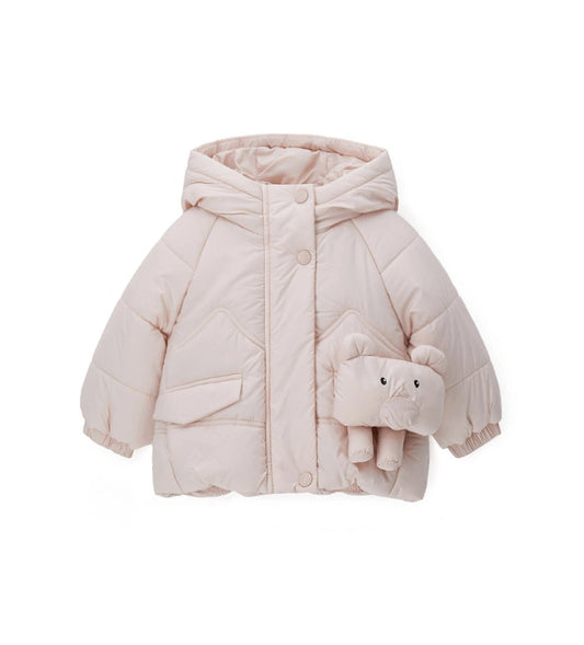 Μπουφάν από επενδυμένο νάιλον με άνετη κουκούλα και μακριά μανίκια με κρυφό ριμπ τελείωμα. Διακοσμητικό τσαντάκι με φερμουάρ, εσωτερική επένδυση από νάιλον, άνοιγμα με κουμπιά-σούστες και φερμουάρ, μπροστινές τσέπες με καπάκι και καπιτονέ σχέδιο με αρκουδάκι στο πίσω μέρος.