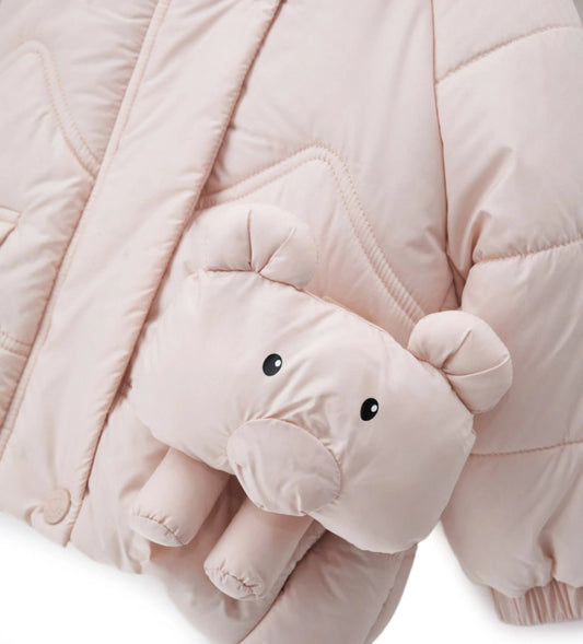 Μπουφάν από επενδυμένο νάιλον με άνετη κουκούλα και μακριά μανίκια με κρυφό ριμπ τελείωμα. Διακοσμητικό τσαντάκι με φερμουάρ, εσωτερική επένδυση από νάιλον, άνοιγμα με κουμπιά-σούστες και φερμουάρ, μπροστινές τσέπες με καπάκι και καπιτονέ σχέδιο με αρκουδάκι στο πίσω μέρος.