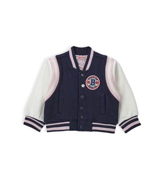 Ζεστό βαμβακερό φλις μπουφάν bomber με μανίκια και ριμπ τελειώματα από βαμμένο νήμα. Πρακτικό και στιλάτο, με τσέπες welt, απλικέ με παγιέτες στο μπροστινό μέρος και έντονο τύπωμα στην πλάτη.