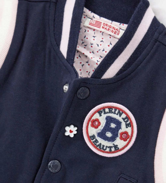 Ζεστό βαμβακερό φλις μπουφάν bomber με μανίκια και ριμπ τελειώματα από βαμμένο νήμα. Πρακτικό και στιλάτο, με τσέπες welt, απλικέ με παγιέτες στο μπροστινό μέρος και έντονο τύπωμα στην πλάτη.