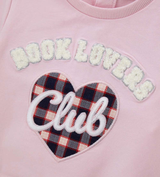 Ζεστό φούτερ από ελαστικό βαμβάκι, με στρογγυλή λαιμόκοψη και ριμπ τελειώματα. Μαλακό και άνετο, εμπλουτισμένο με τρισδιάστατο τύπωμα και κέντημα στο μπροστινό μέρος.