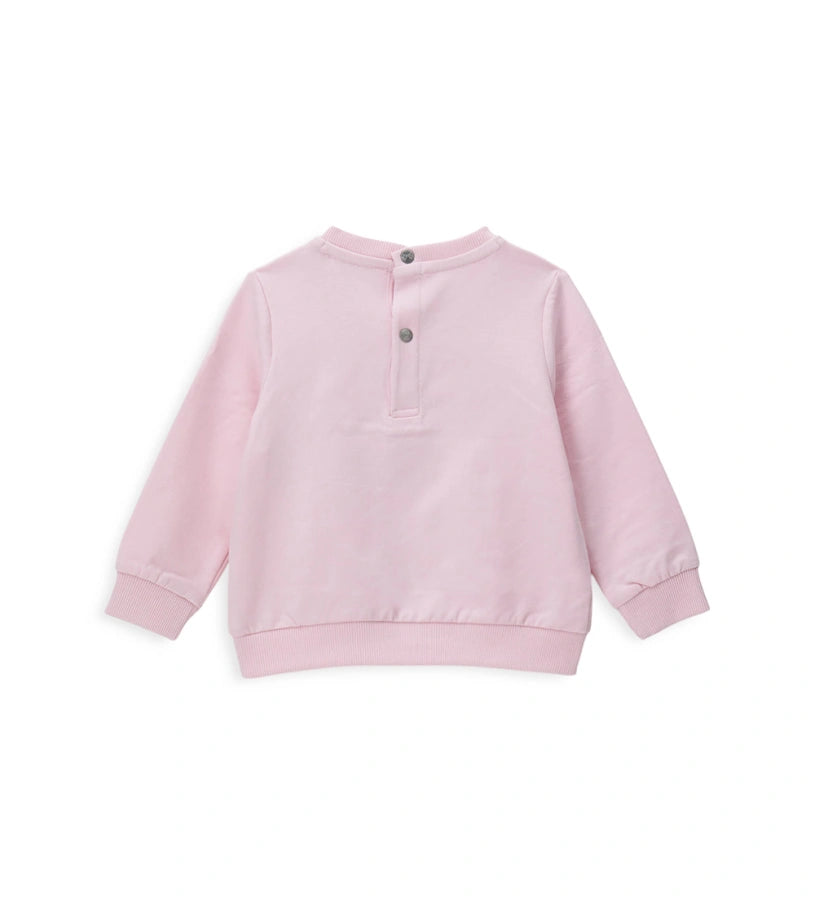 Ζεστό φούτερ από ελαστικό βαμβάκι, με στρογγυλή λαιμόκοψη και ριμπ τελειώματα. Μαλακό και άνετο, εμπλουτισμένο με τρισδιάστατο τύπωμα και κέντημα στο μπροστινό μέρος.