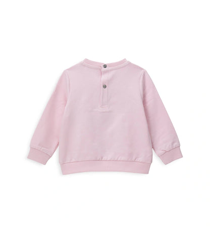 Ζεστό φούτερ από ελαστικό βαμβάκι, με στρογγυλή λαιμόκοψη και ριμπ τελειώματα. Μαλακό και άνετο, εμπλουτισμένο με τρισδιάστατο τύπωμα και κέντημα στο μπροστινό μέρος.