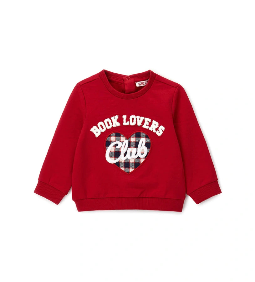 Ζεστό φούτερ από ελαστικό βαμβάκι, με στρογγυλή λαιμόκοψη και ριμπ τελειώματα. Μαλακό και άνετο, εμπλουτισμένο με τρισδιάστατο τύπωμα και κέντημα στο μπροστινό μέρος.