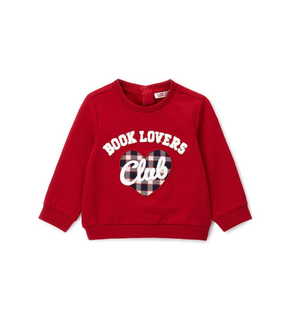 Ζεστό φούτερ από ελαστικό βαμβάκι, με στρογγυλή λαιμόκοψη και ριμπ τελειώματα. Μαλακό και άνετο, εμπλουτισμένο με τρισδιάστατο τύπωμα και κέντημα στο μπροστινό μέρος.