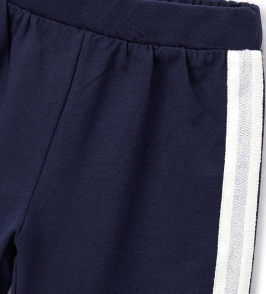 Ζεστά, ελαστικά βαμβακερά παντελόνια φόρμας, μαλακά και άνετα. Ελαστική μέση και πλαϊνές ρίγες για ένα σπορ και μοντέρνο ύφος.