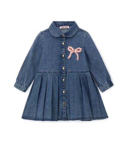 Τζιν φόρεμα με μακριά μανίκια και στρογγυλή λαιμόκοψη. Πρακτικό κουμπί τύπου press στο μπροστινό μέρος και λεπτή διακοσμητική κεντητική για ένα look κατάλληλο για κάθε περίσταση.