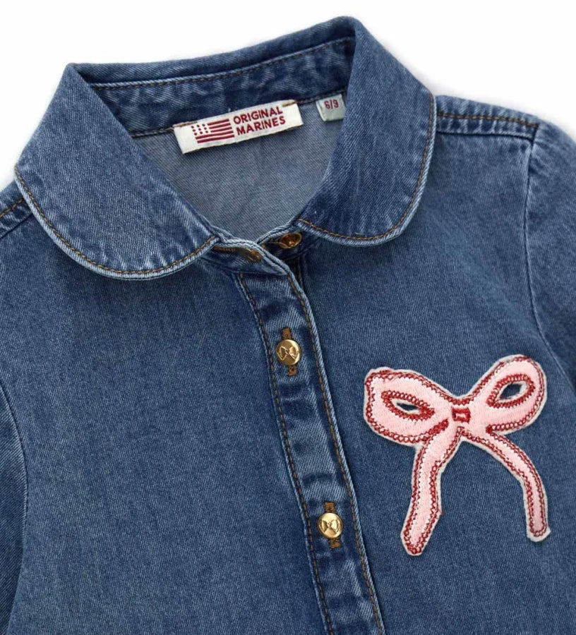 Τζιν φόρεμα με μακριά μανίκια και στρογγυλή λαιμόκοψη. Πρακτικό κουμπί τύπου press στο μπροστινό μέρος και λεπτή διακοσμητική κεντητική για ένα look κατάλληλο για κάθε περίσταση.