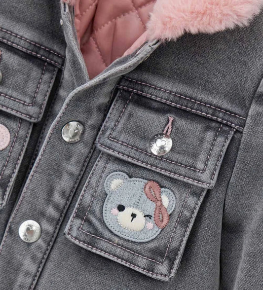 Τζιν μπουφάν καπιτονέ με επένδυση, μακριά μανίκια και αποσπώμενο γιακά από ψεύτικη γούνα. Διαθέτει μπροστινό άνοιγμα με κουμπιά-σούστες και τσέπες διακοσμημένες με κέντημα.