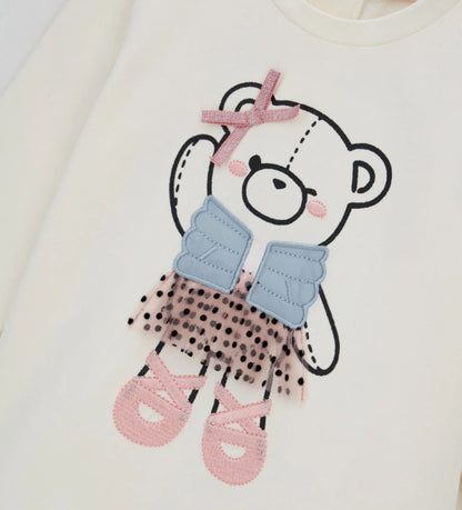 Μπλούζα από ελαστικό βαμβάκι με στρογγυλή λαιμόκοψη και μακριά μανίκια. Διακοσμημένη με τύπωμα, κέντημα και απλικέ στο μπροστινό μέρος, για χαριτωμένη και κομψή εμφάνιση. Για τα μεγέθη έως 2–3 ετών διαθέτει πρακτικό άνοιγμα με κουμπιά για εύκολο ντύσιμο. Ιδανική για καθημερινές κοριτσίστικες εμφανίσεις με στυλ.