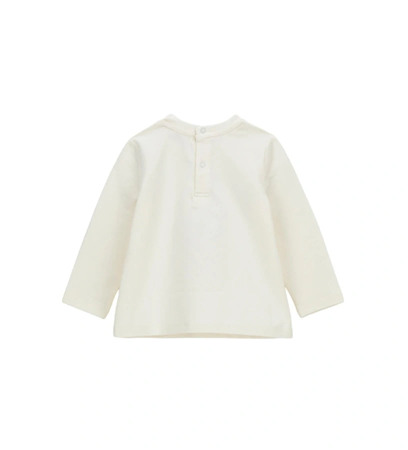 Μπλούζα από ελαστικό βαμβάκι με στρογγυλή λαιμόκοψη και μακριά μανίκια. Διακοσμημένη με τύπωμα, κέντημα και απλικέ στο μπροστινό μέρος, για χαριτωμένη και κομψή εμφάνιση. Για τα μεγέθη έως 2–3 ετών διαθέτει πρακτικό άνοιγμα με κουμπιά για εύκολο ντύσιμο. Ιδανική για καθημερινές κοριτσίστικες εμφανίσεις με στυλ.