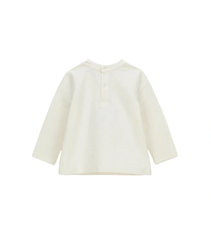 Μπλούζα από ελαστικό βαμβάκι με στρογγυλή λαιμόκοψη και μακριά μανίκια. Διακοσμημένη με τύπωμα, κέντημα και απλικέ στο μπροστινό μέρος, για χαριτωμένη και κομψή εμφάνιση. Για τα μεγέθη έως 2–3 ετών διαθέτει πρακτικό άνοιγμα με κουμπιά για εύκολο ντύσιμο. Ιδανική για καθημερινές κοριτσίστικες εμφανίσεις με στυλ.