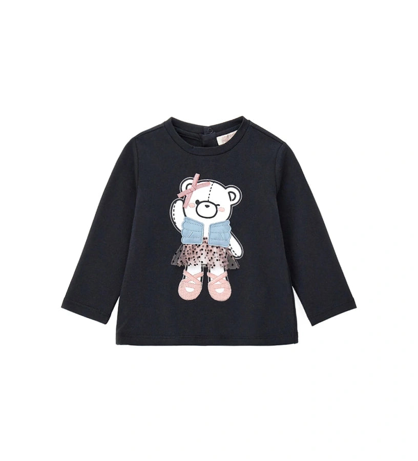 Μπλούζα από ελαστικό βαμβάκι με στρογγυλή λαιμόκοψη και μακριά μανίκια. Διακοσμημένη με τύπωμα, κέντημα και απλικέ στο μπροστινό μέρος, για χαριτωμένη και κομψή εμφάνιση. Για τα μεγέθη έως 2–3 ετών διαθέτει πρακτικό άνοιγμα με κουμπιά για εύκολο ντύσιμο. Ιδανική για καθημερινές κοριτσίστικες εμφανίσεις με στυλ.
